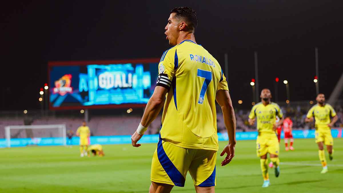 رونالدو يحفز زملاءه بكلمتين قبل مباراة النصر واستقلال (صورة)