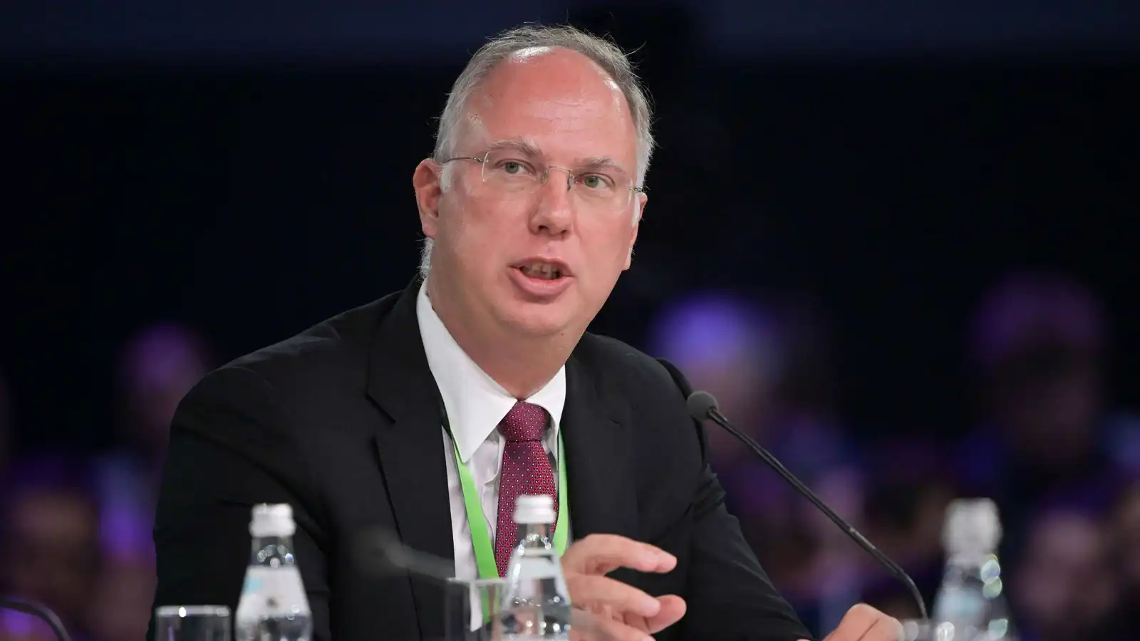 يواصل محادثاته مع فريق ترامب.. مبعوث بوتين يحذر من الضغط على موسكو