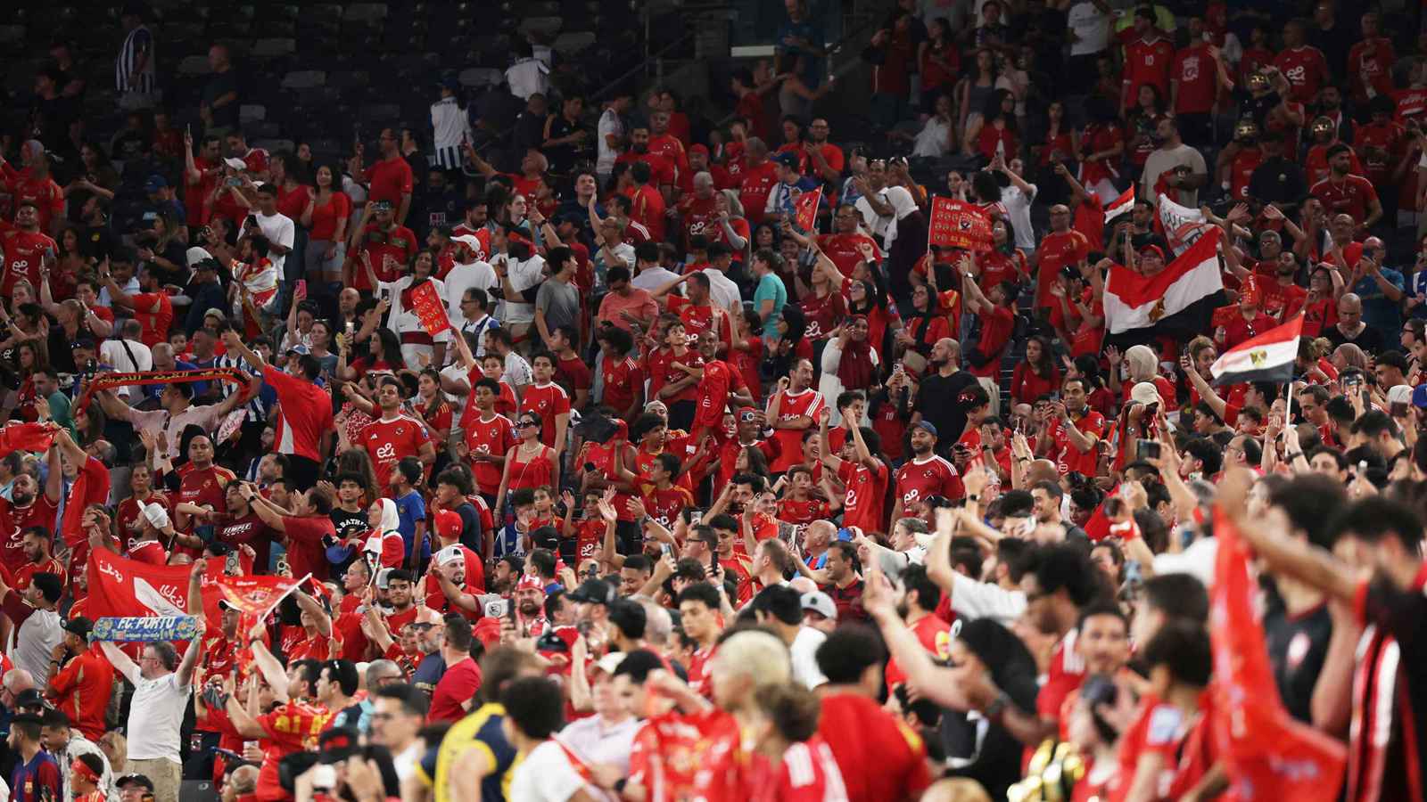 لقطة مثيرة بين لاعبي الأهلي وجماهيره قبل مباراة بورتو.. وسيد عبدالحفيظ يعلق