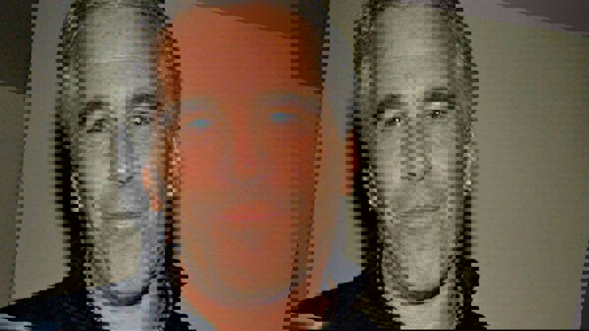 بعد وفاة جيفري إيبستين.. بيل كلينتون يظهر في لوحة صادمة بفستان أزرق وحذاء نسائي (صور)