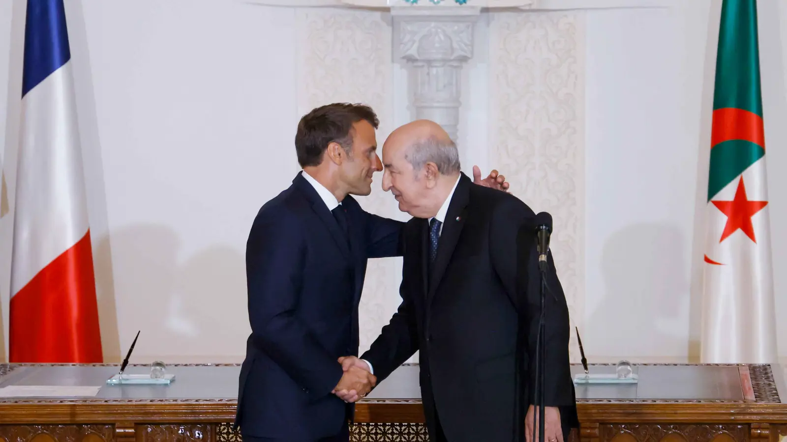 وسط اتهامات فرنسية.. الجزائر تتمسك بـ"صون كرامة" مواطنيها حيال الترحيل