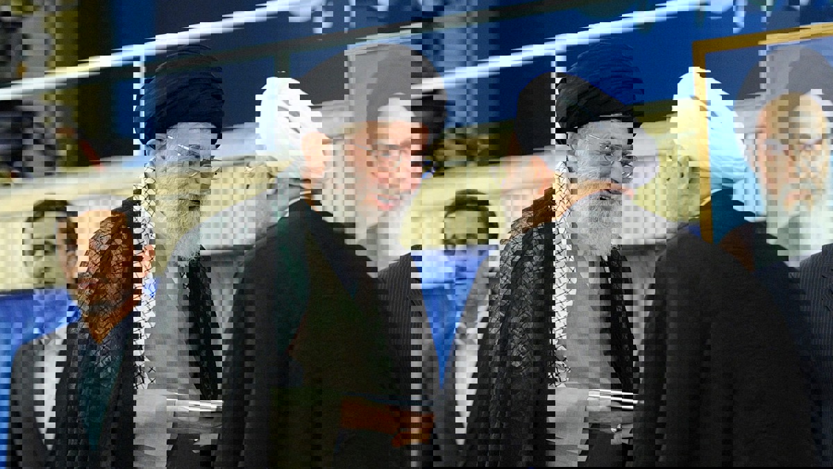 بعد الفوز.. هل يتجرع المحافظون في إيران "كأس السم" من جديد بالتفاوض مع أمريكا؟