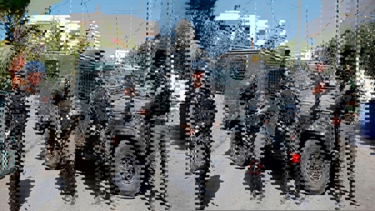 إسرائيل تحاصر 3 قرى برام الله بالبوابات الحديدية وتجبر مقدسية على هدم منزلها