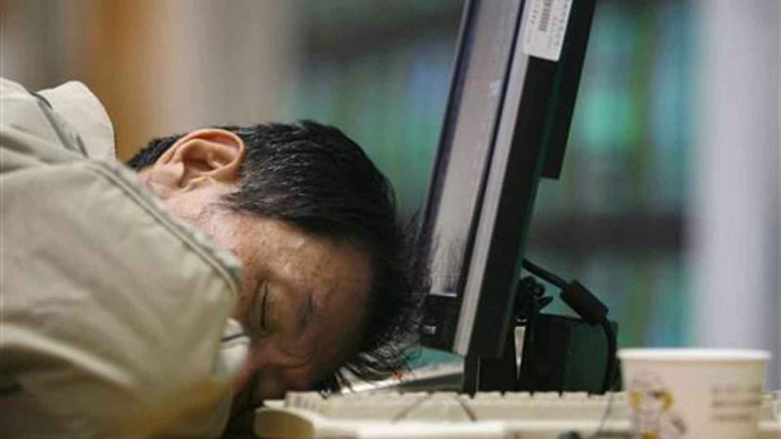 هل تُسهم القيلولة أثناء العمل في تحسين الأداء الوظيفي؟