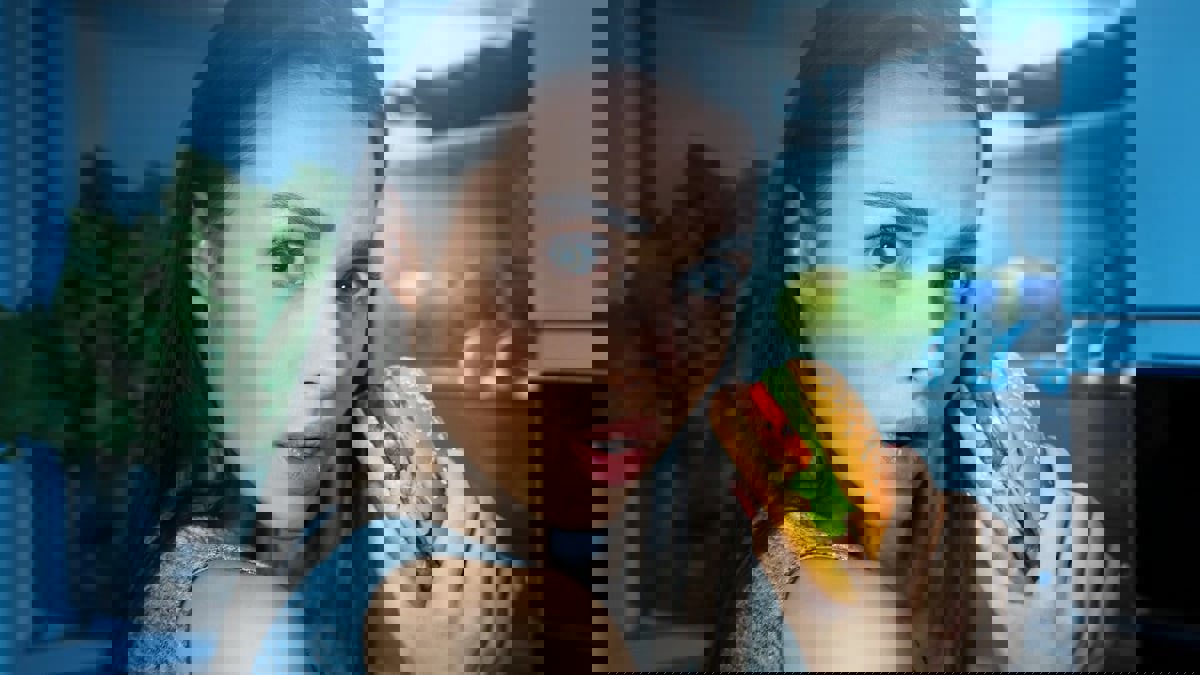 دراسة: تناول الطعام ليلا يزيد مستويات الاكتئاب والقلق