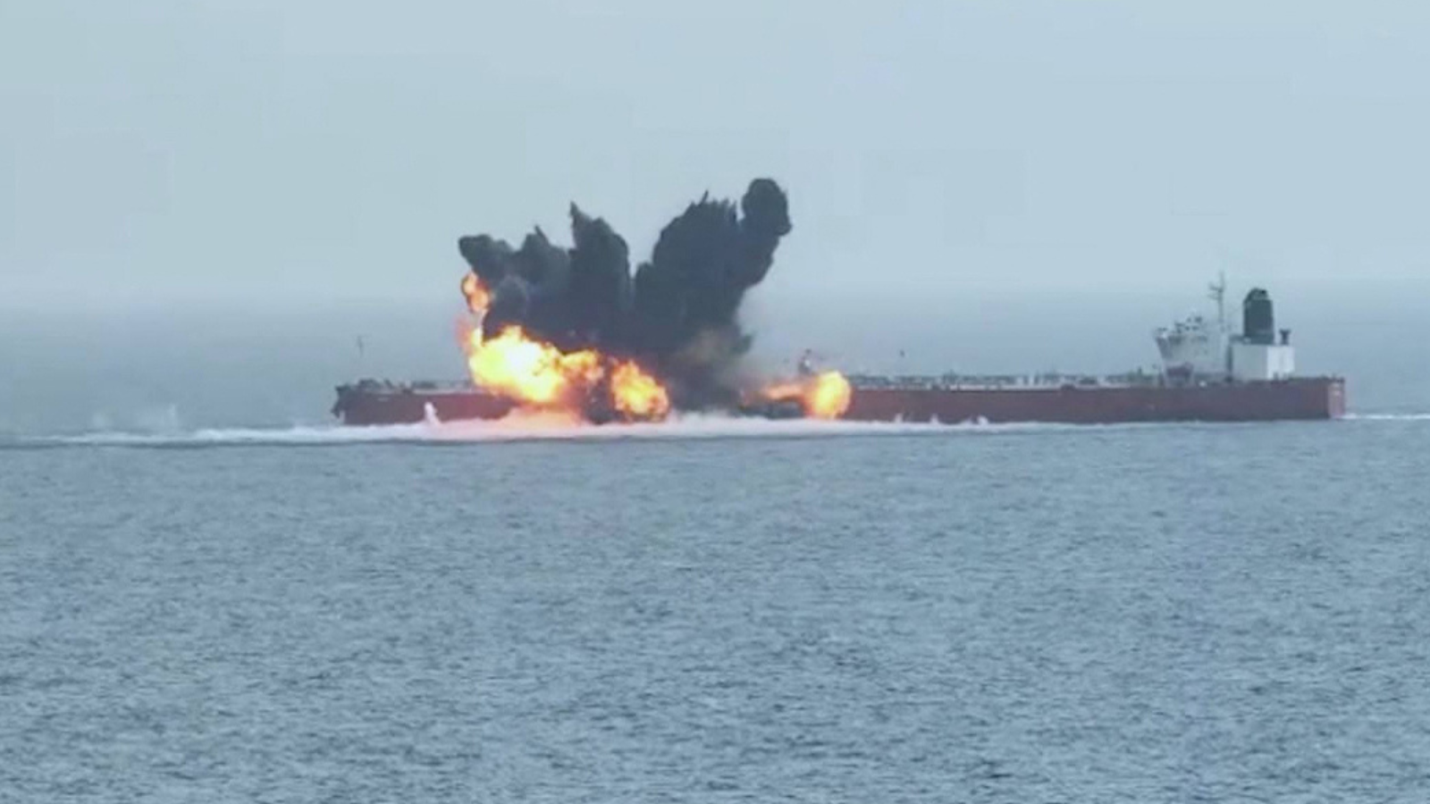 سفينة تجارية تتعرض لحادث في البحر الأحمر وإجلاء طاقمها