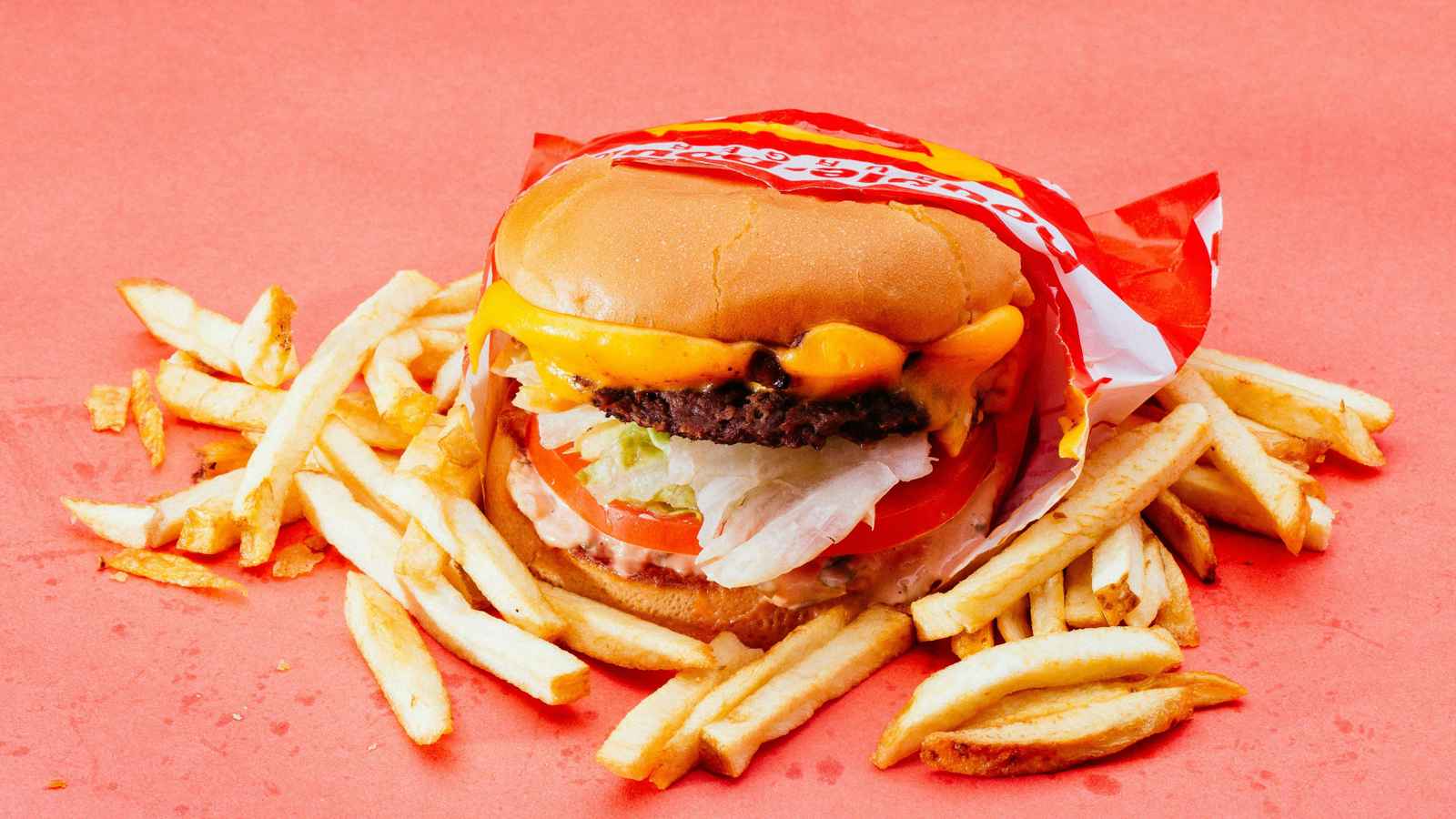 مؤثر شهير يهاجم مطاعم الوجبات السريعة بانتقادات حادة