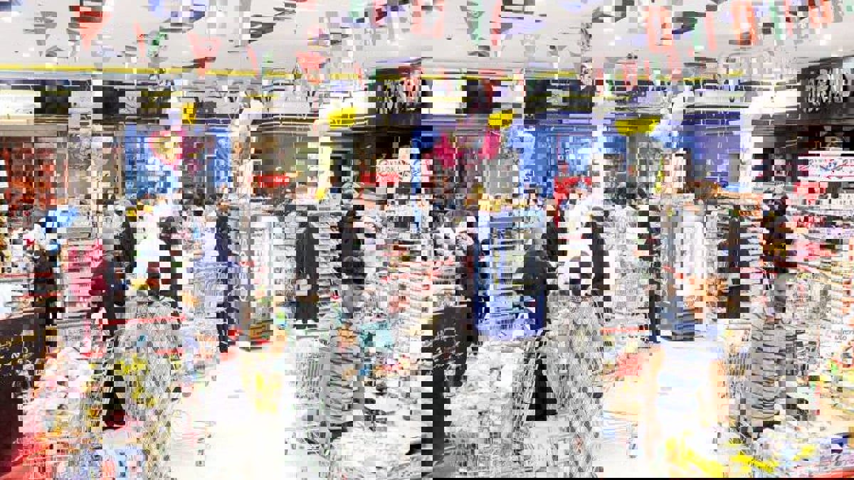 الكويت.. جمعية تعاونية تغلق أبوابها على متسوق بداخلها (فيديو)