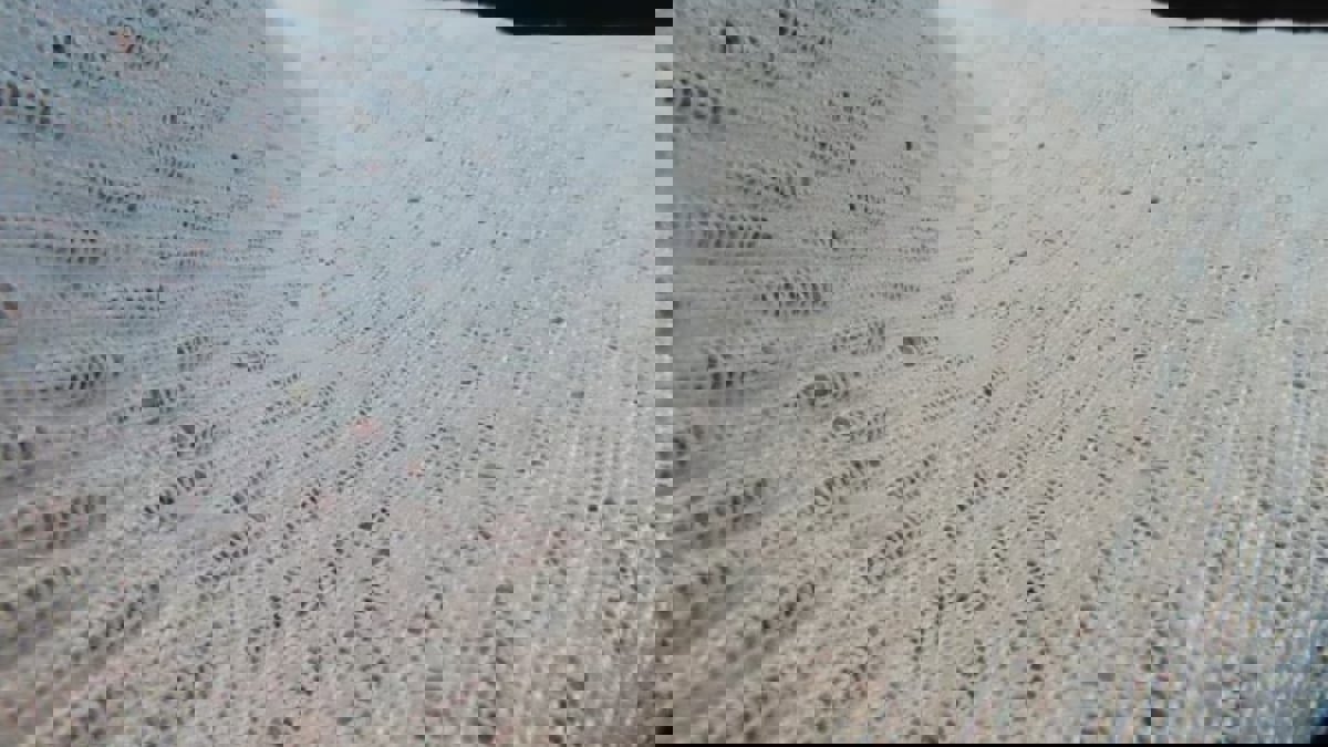 ملابس بألواح شمسية يمكنها شحن الأجهزة الذكية
