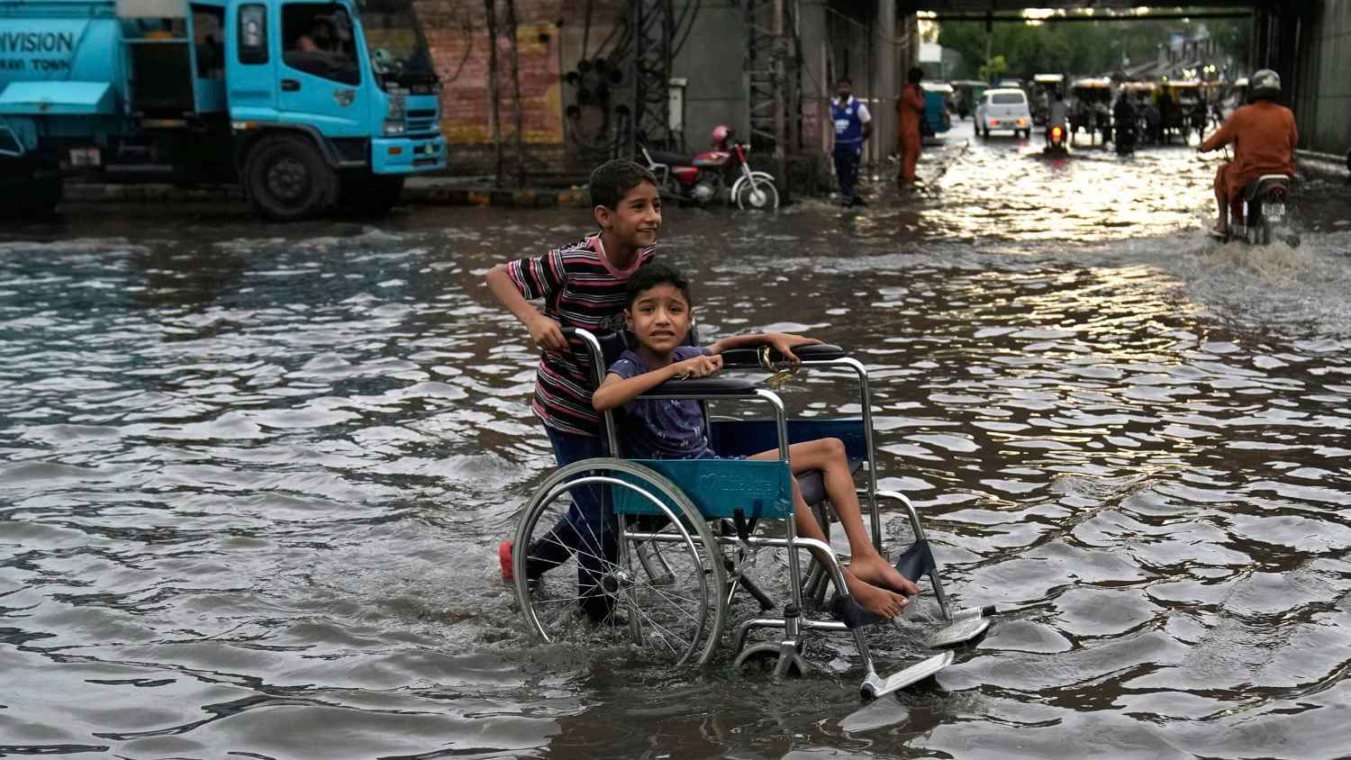 باكستان.. 64 قتيلاً خلال أسبوع إثر الفيضانات والأمطار (فيديو)