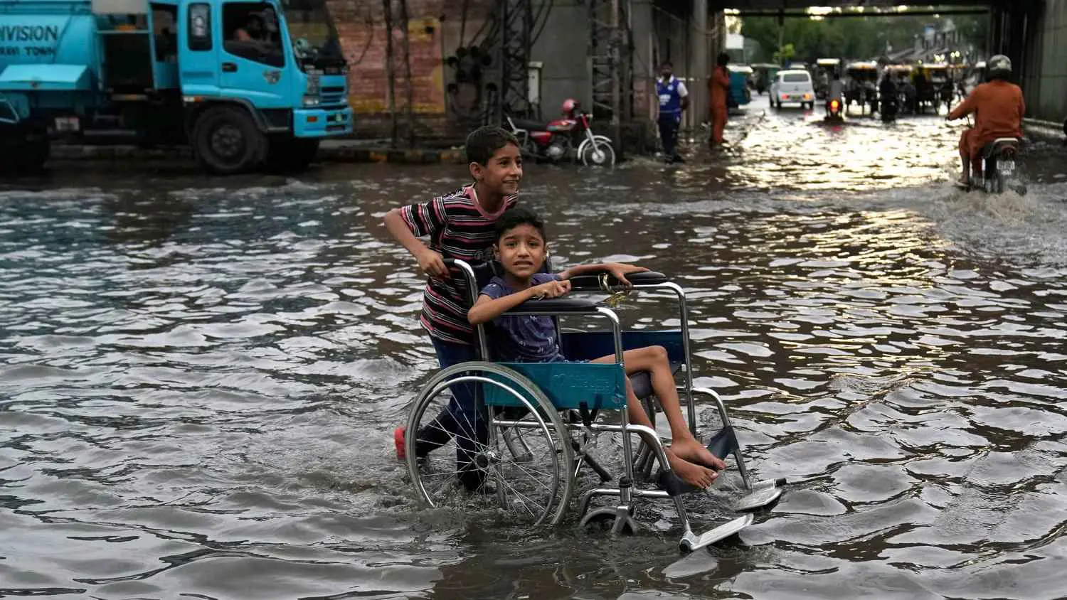 باكستان.. 64 قتيلاً خلال أسبوع إثر الفيضانات والأمطار (فيديو)