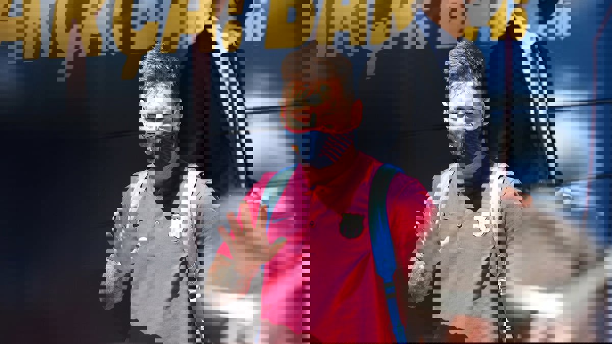 شاهد.. ليونيل ميسي يعرج قبل مباراة برشلونة وبايرن ميونخ (فيديو)