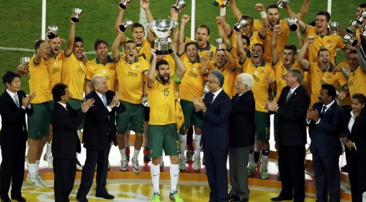 لونجو يلحق بناكامورا وهوندا ويونس محمود في قائمة أفضل اللاعبين