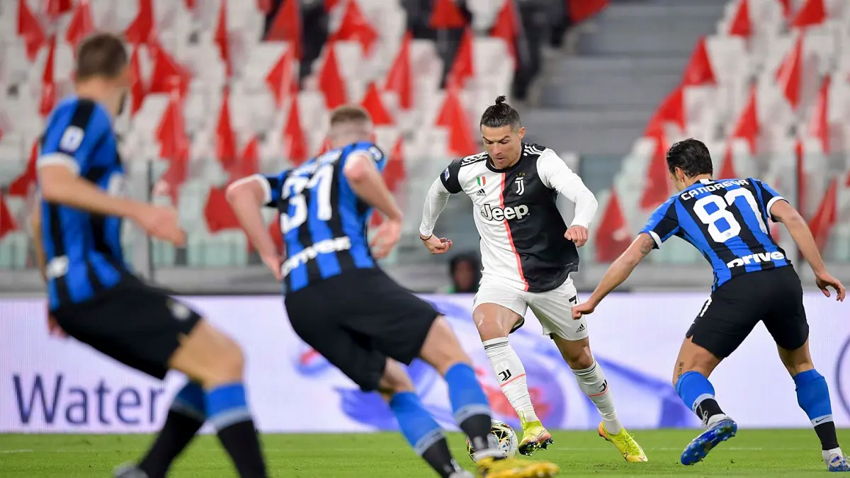 "احبسوهم في غرفة واحدة حتى يتم التوصل لاتفاق".. انقسام في إيطاليا بشأن استئناف الدوري