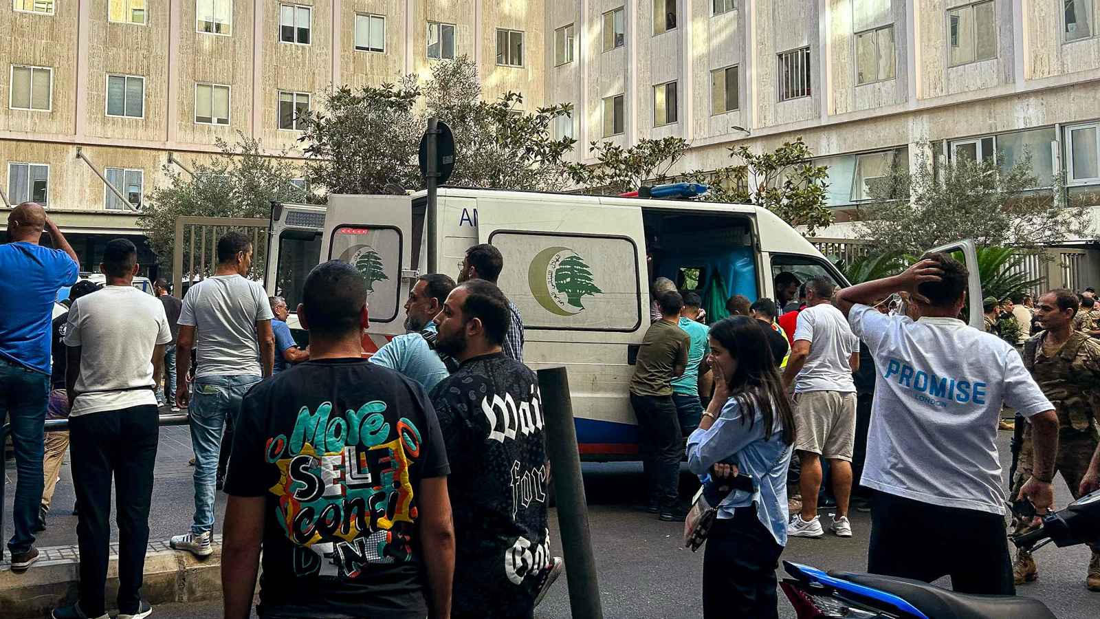 مستشفيات لبنان تعج بعناصر "حزب الله" بعد انفجار أجهزة اتصال (فيديو)