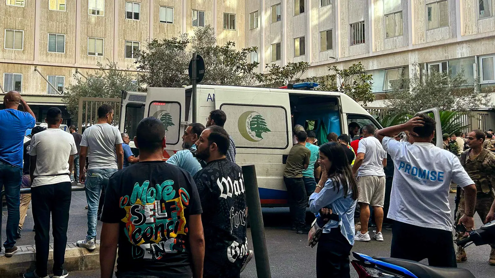 مستشفيات لبنان تعج بعناصر "حزب الله" بعد انفجار أجهزة اتصال (فيديو)