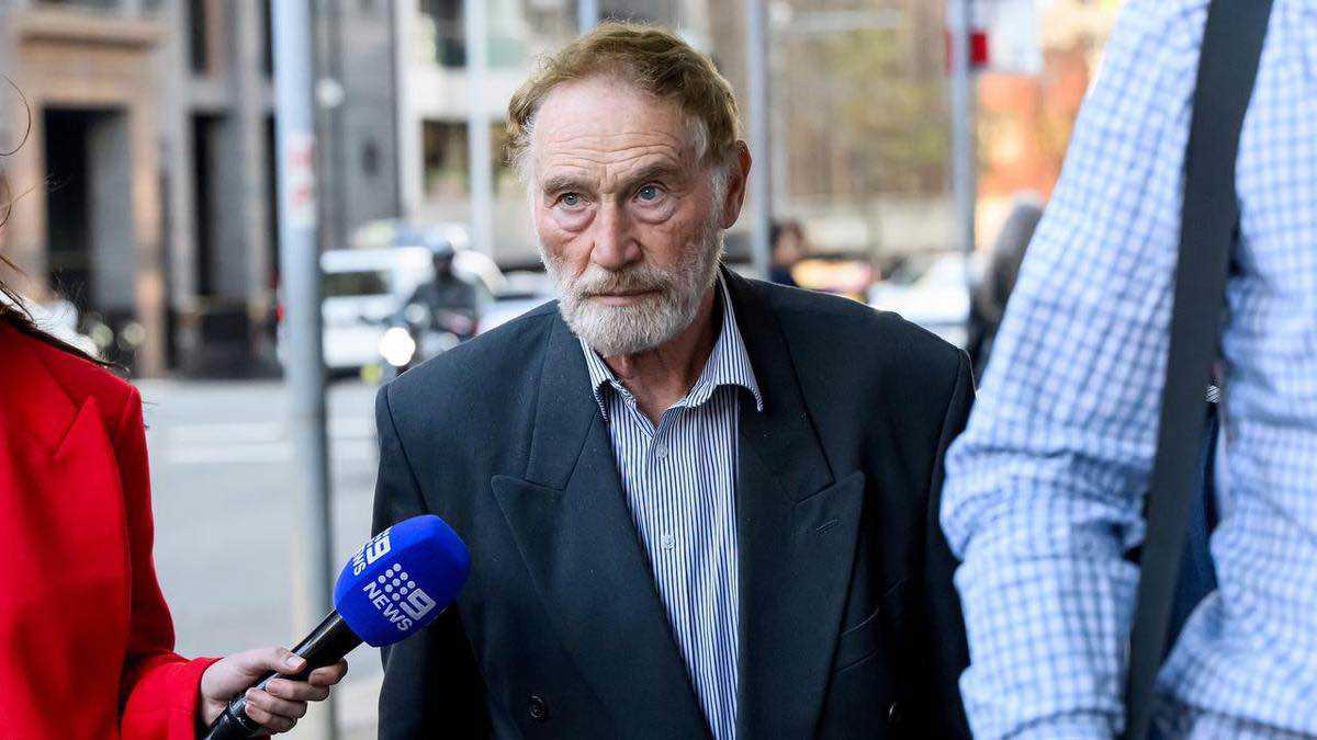 محاكمة مدير مركز طيران بعد وفاة مدرب وراكب مظلات في حادث مأساوي