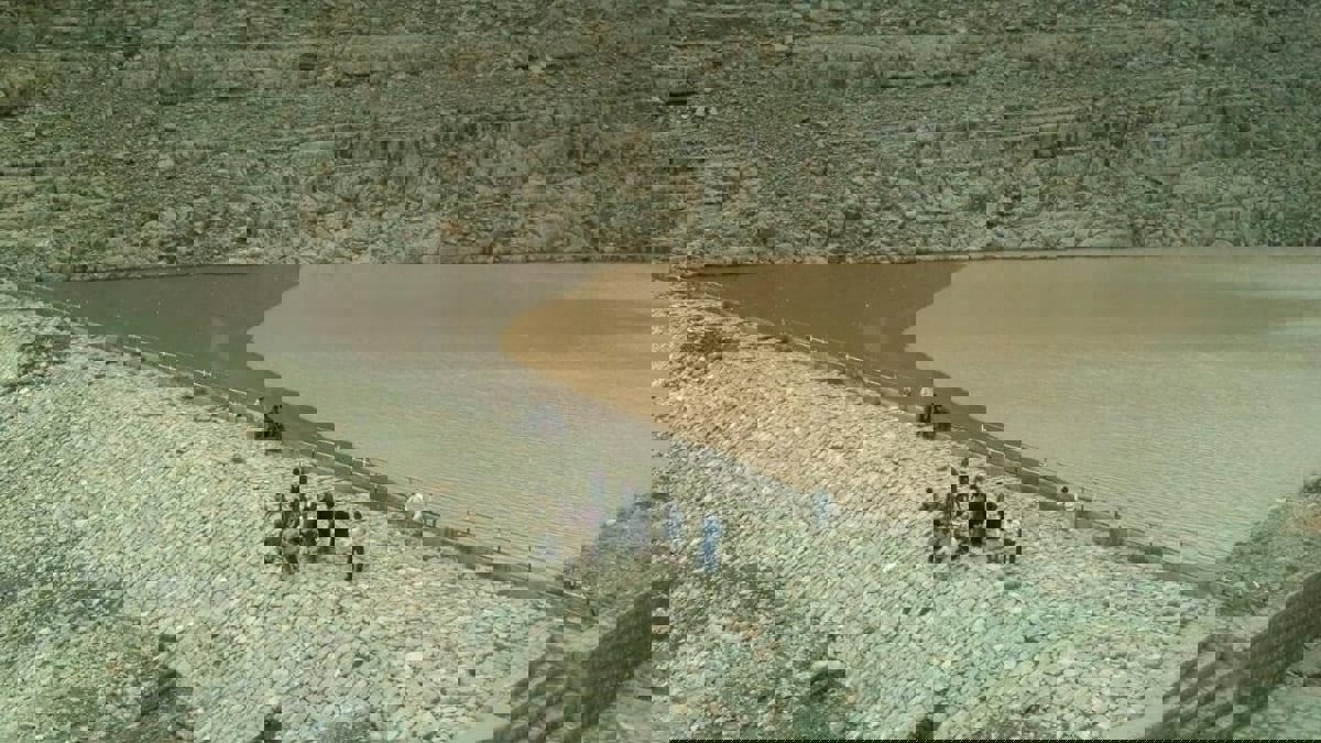 بالفيديو.. انهيار سد قرب صنعاء ومخاوف من غرق المنازل القريبة