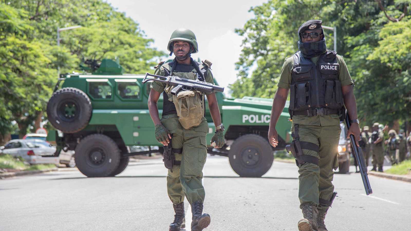 بتعويذات وحرباء.. حبس شخصين حاولا استخدام "السحر" لقتل رئيس زامبيا