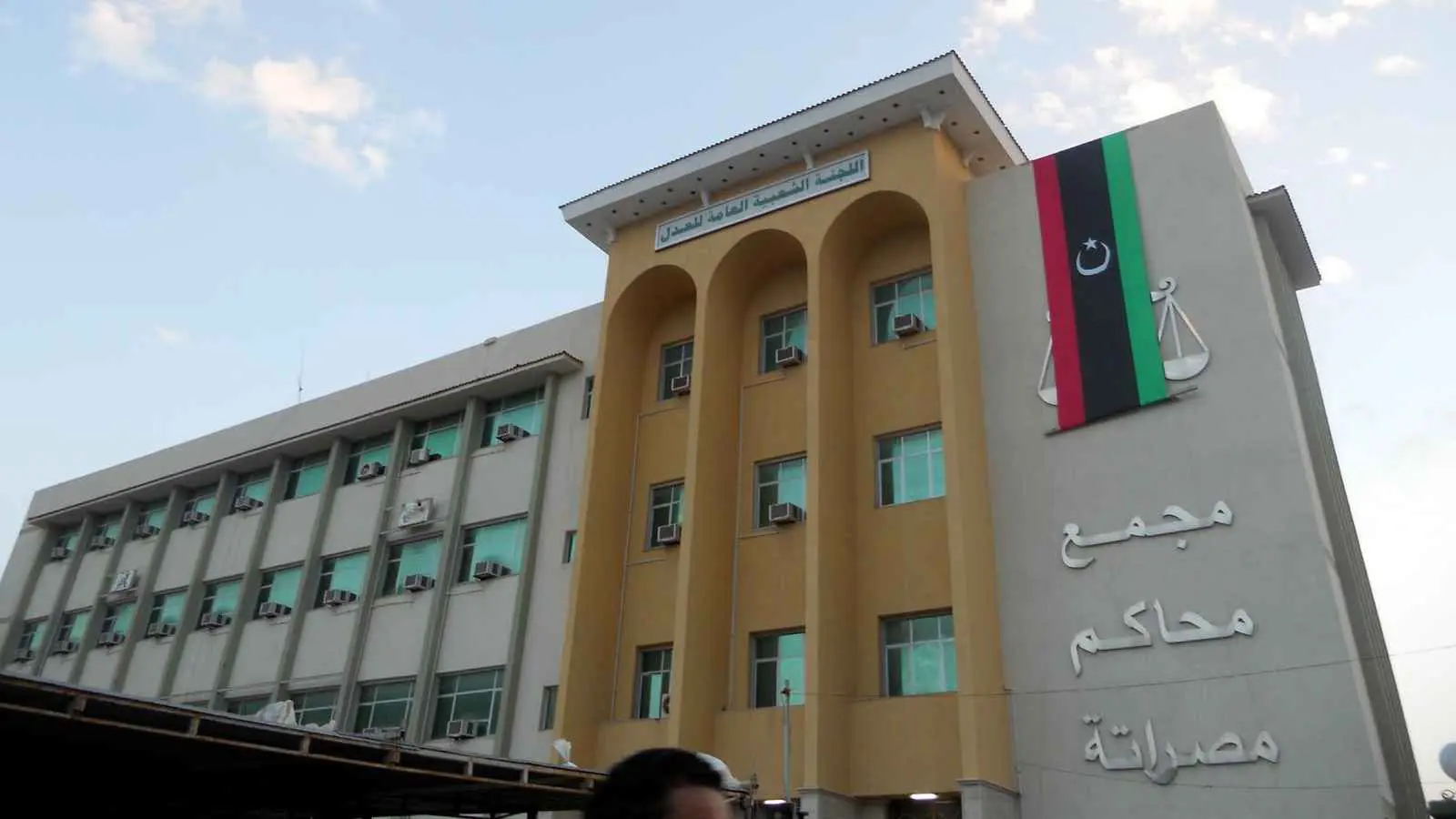 قلق من تلف الوثائق.. حريق في مجمع المحاكم بمصراتة الليبية(فيديو)