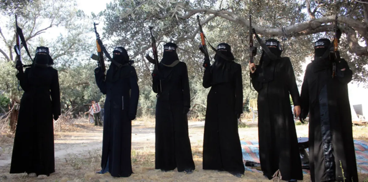 سرت الليبية.. خروج عائلات عناصر تنظيم داعش عبر ممر آمن (صورة)