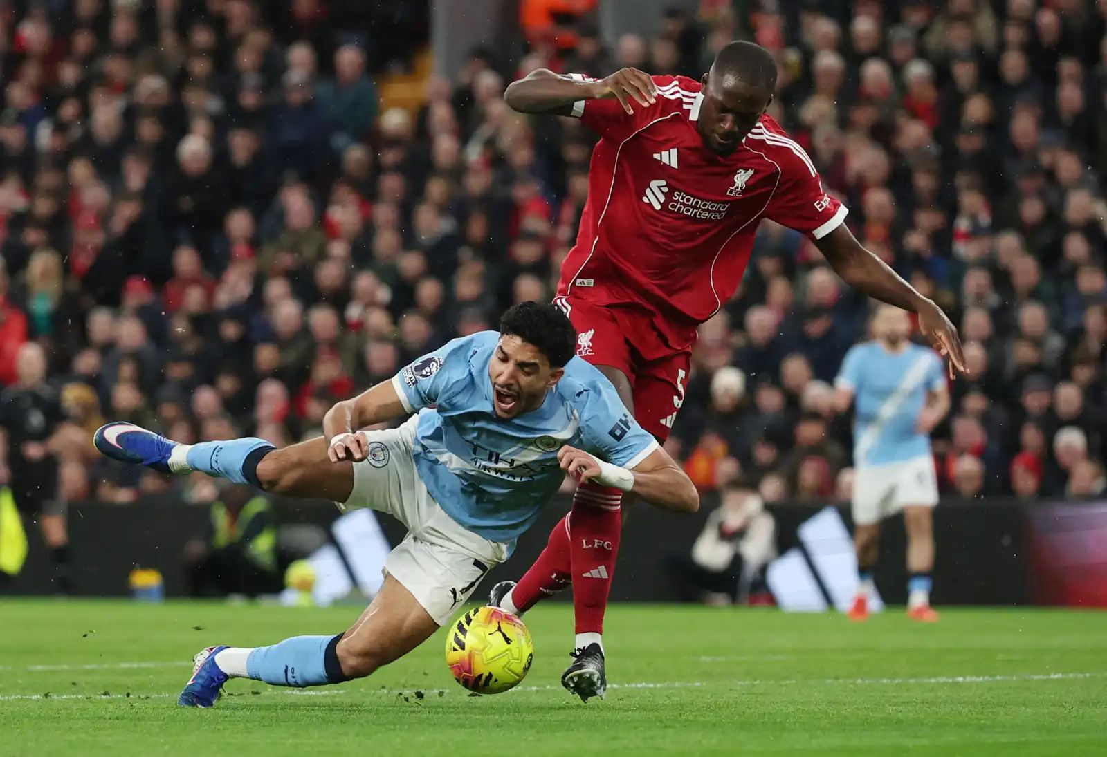 عمر مرموش في مباراة مانشستر سيتي وليفربول