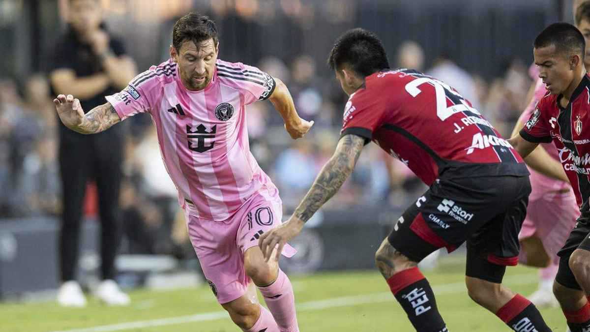 ميسي يقود إنتر ميامي للفوز على أطلس في افتتاح كأس الدوريات (فيديو)