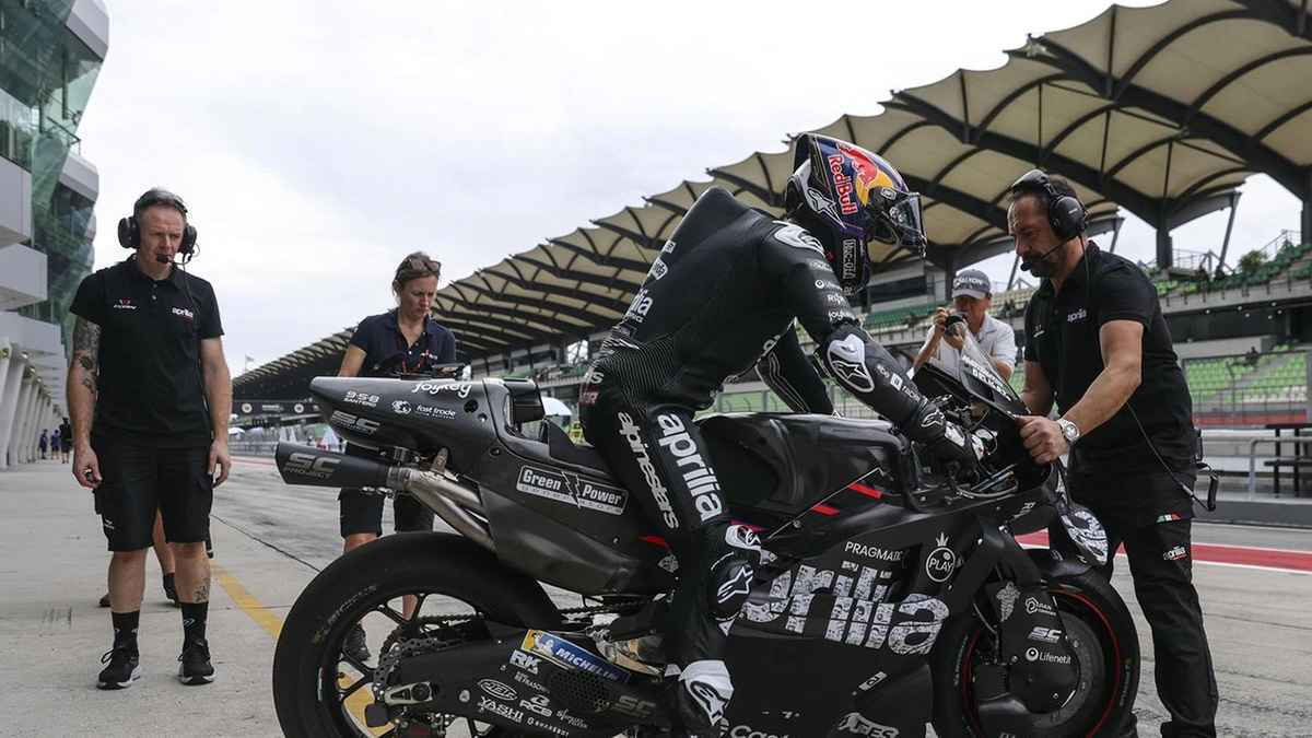 نقل بطل العالم للدراجات النارية إلى المستشفى بعد تعرضه لحادثين مروعين (فيديو)