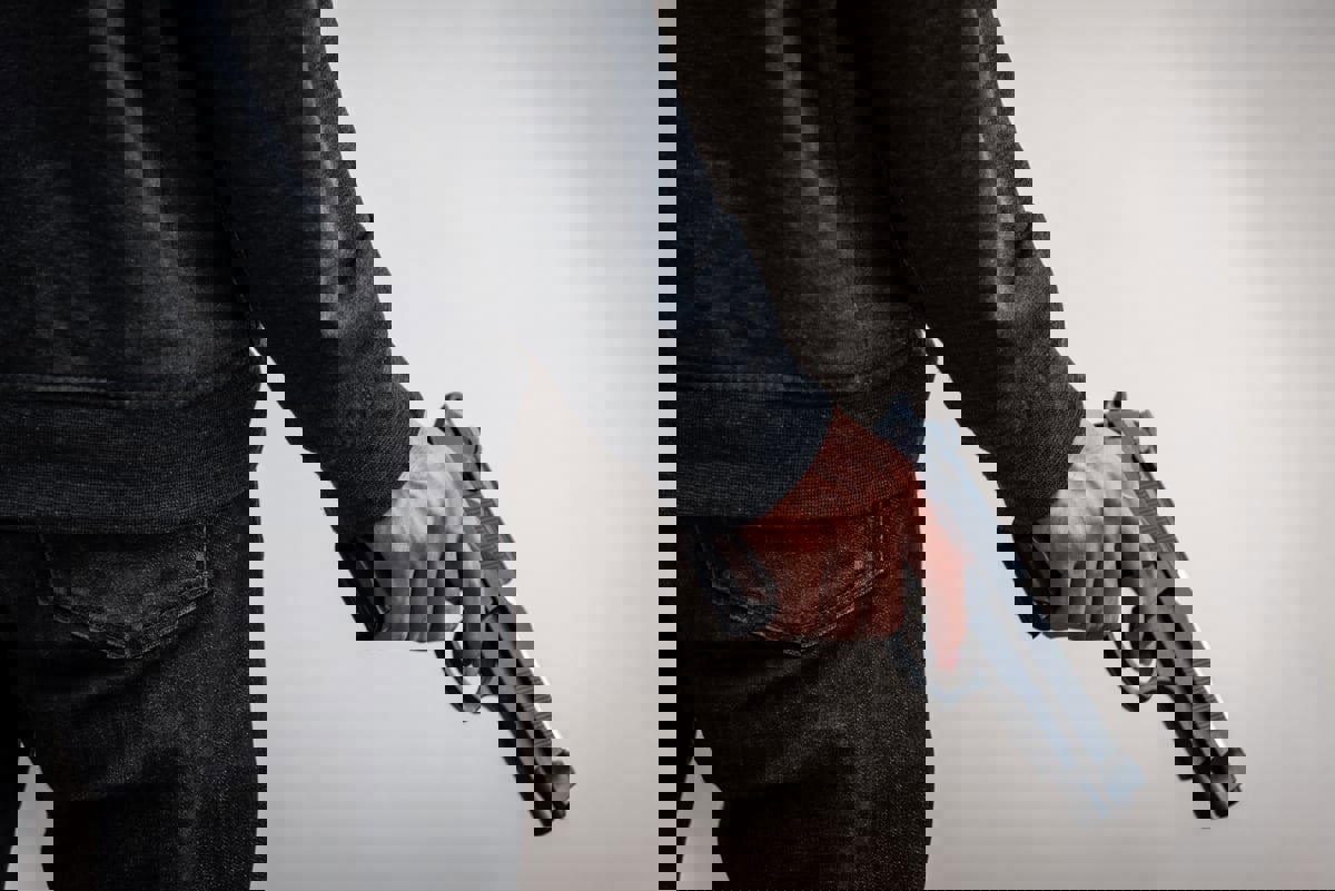 رجل يحاول قتل كاهن في الكنيسة.. والقدر ينقذه (فيديو)