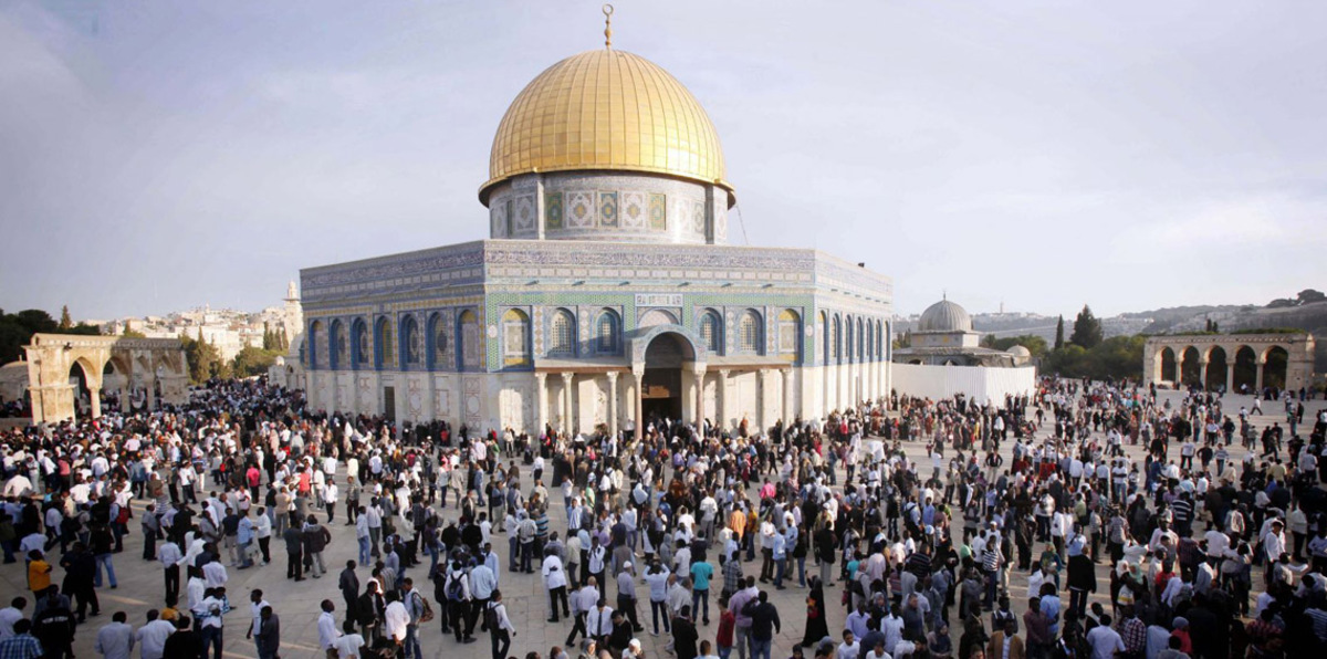 بالصور.. الفلسطينيون يدخلون المسجد الأقصى بعد فتح الشرطة لباب "حطة"