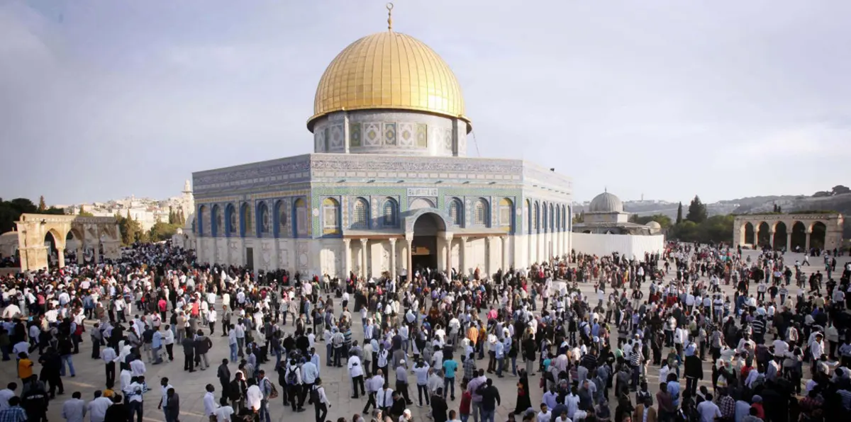 بالصور.. الفلسطينيون يدخلون المسجد الأقصى بعد فتح الشرطة لباب "حطة"