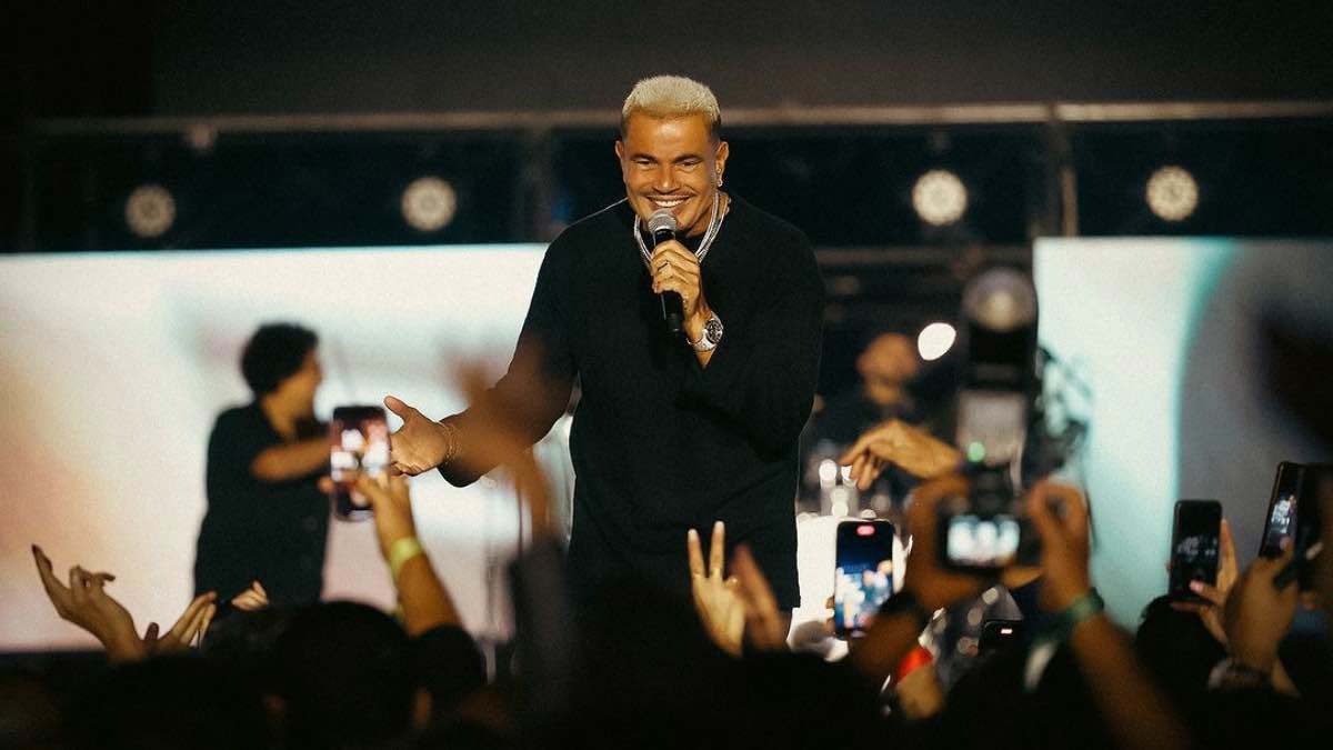 صور عمرو دياب تغزو أشهر ميادين نيويورك.. ماذا يحدث؟