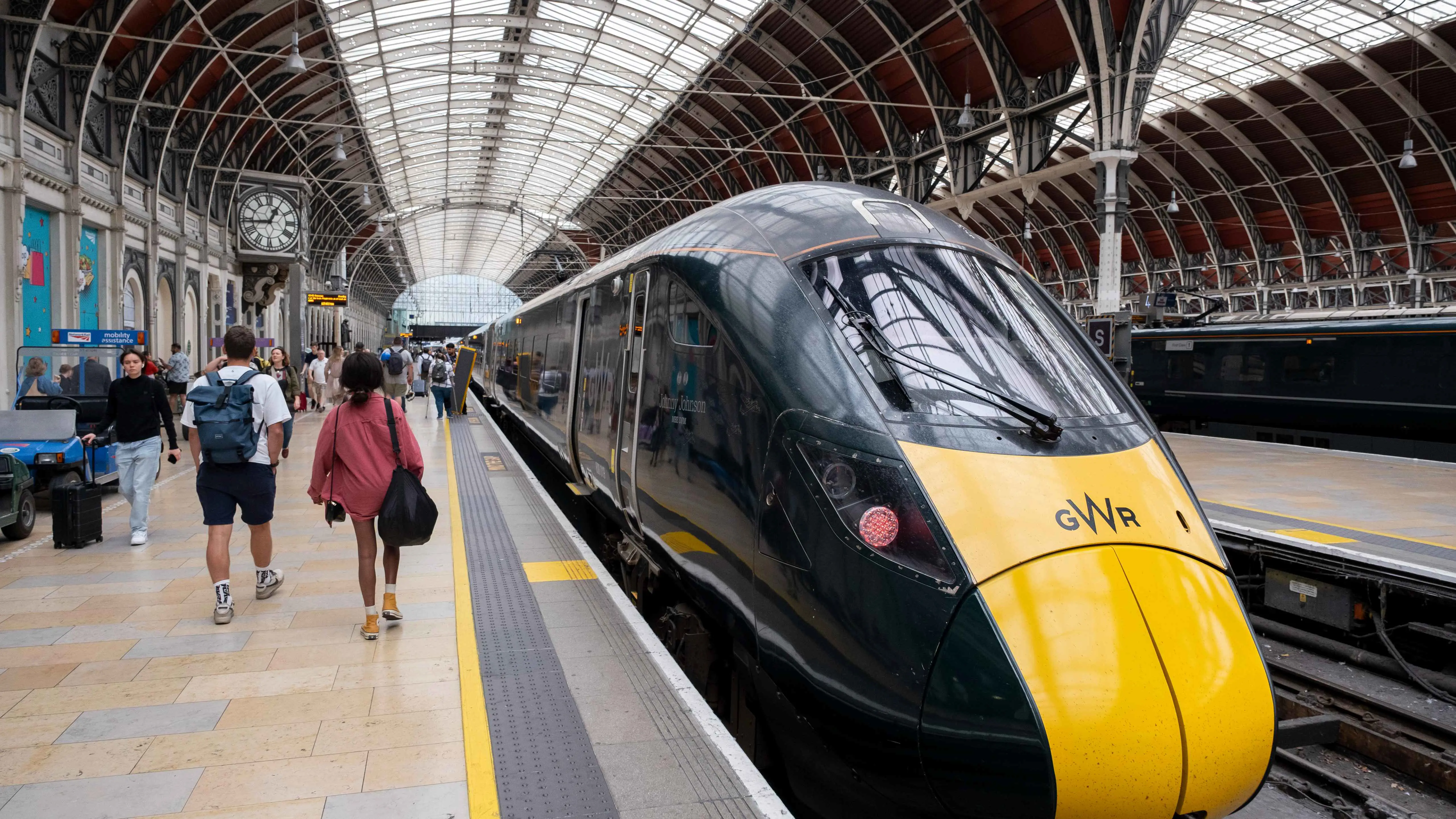 فيديو يوثق لحظة مروعة.. متشرد يدفع رجلاً على سكة قطار ليدهسه