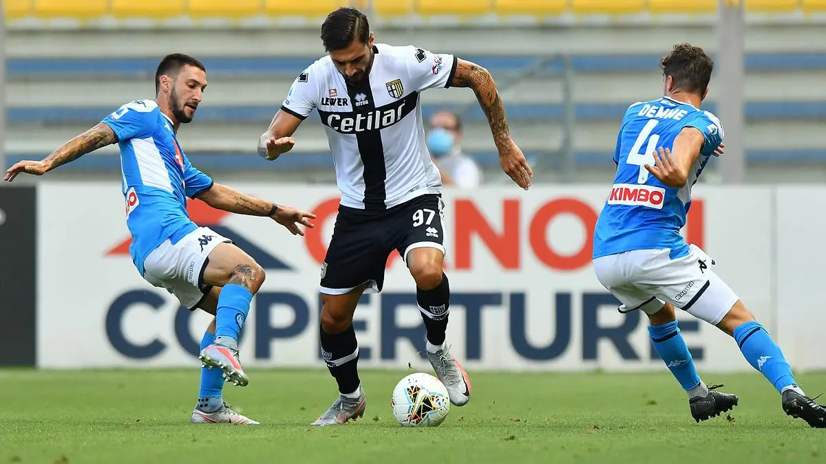 شهدت 3 ركلات جزاء.. بارما يكبد نابولي خسارة جديدة في الدوري الإيطالي