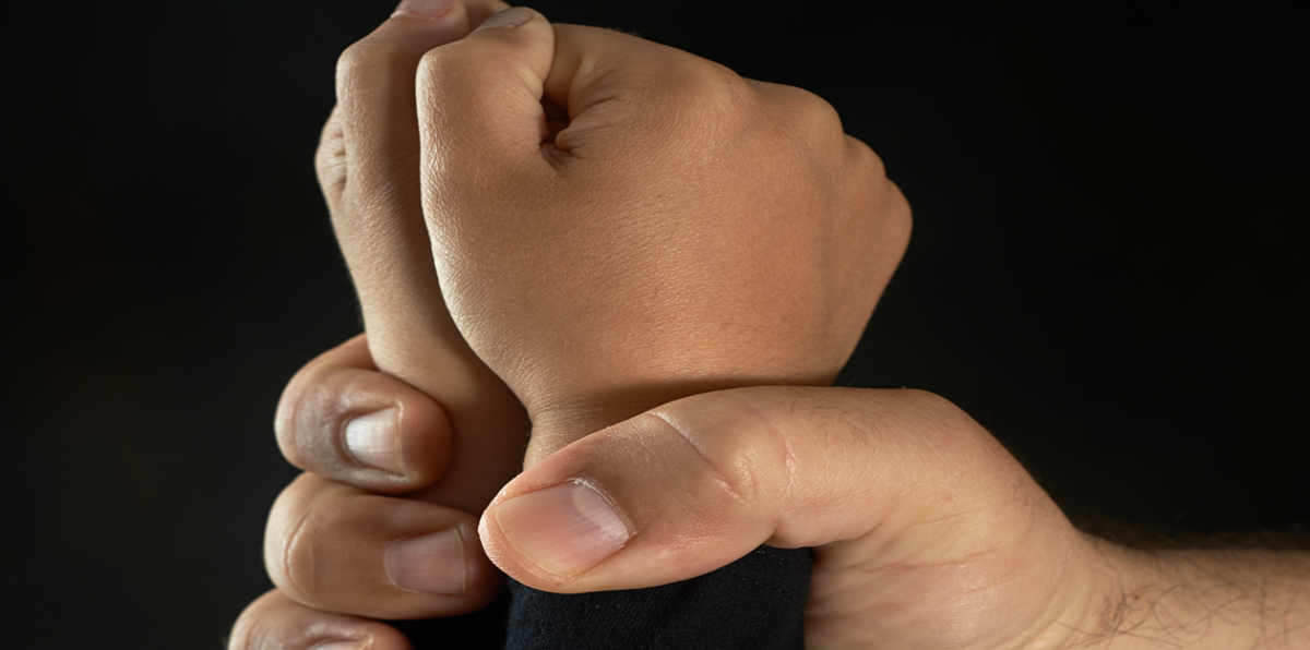 مربية أطفال تعتدي بوحشية على رضيعة (فيديو)