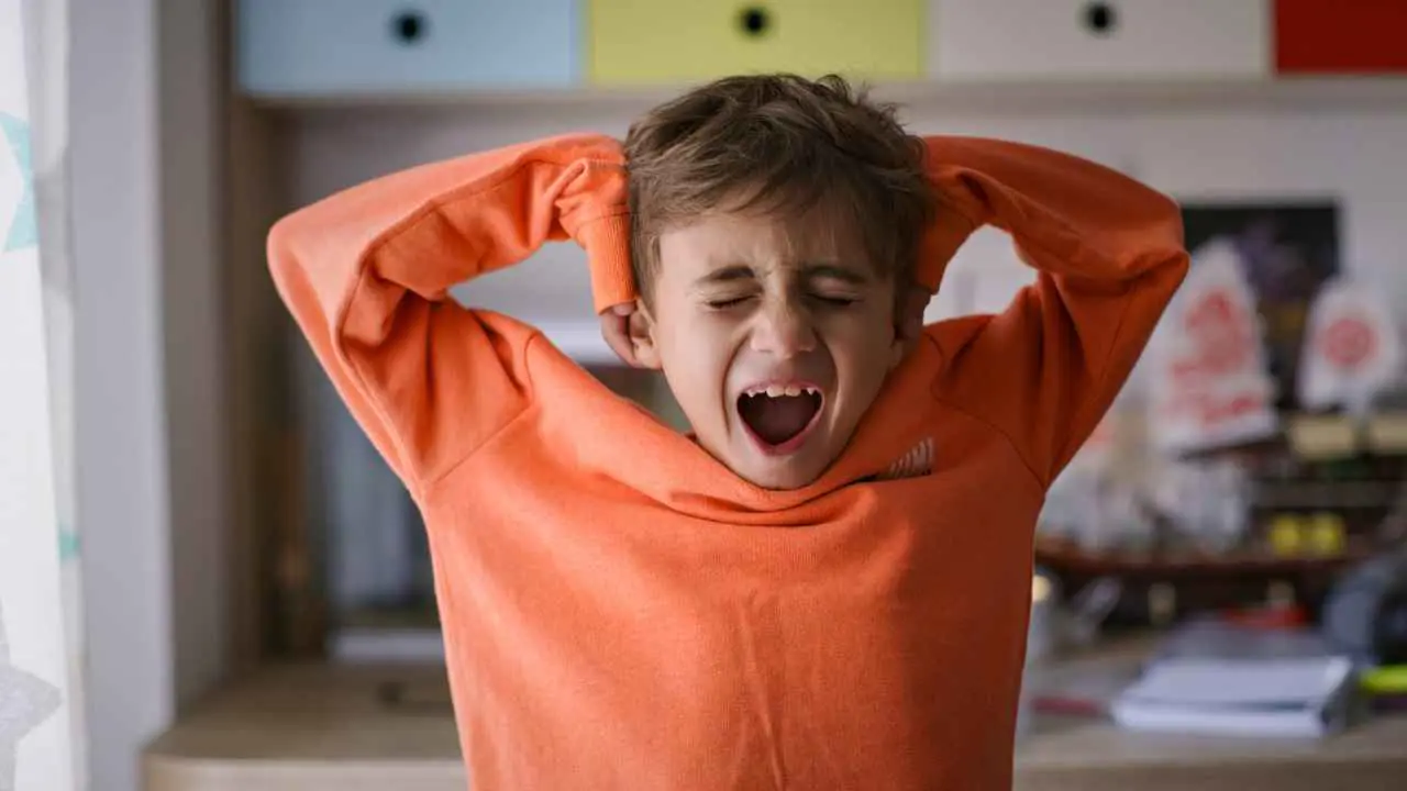 عندما يضرب الطفل "نفسه".. كيف نتعامل معه؟