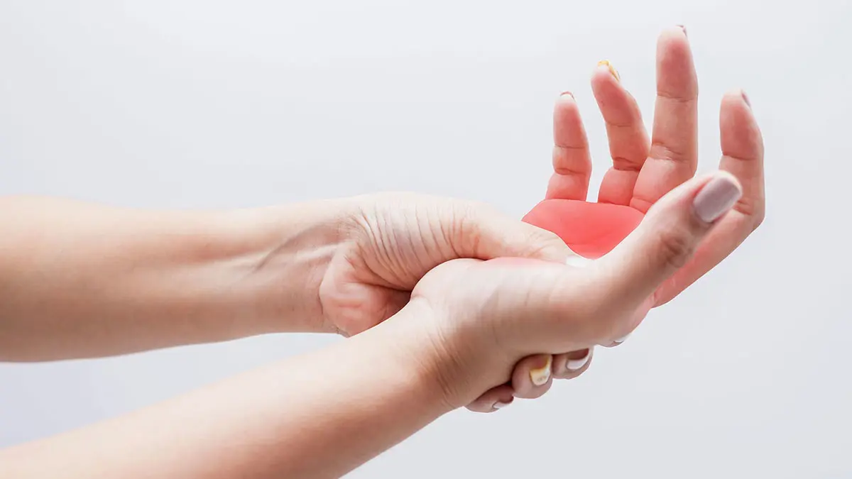 5 أمراض يكشف عنها الشعور بتنميل الأصابع