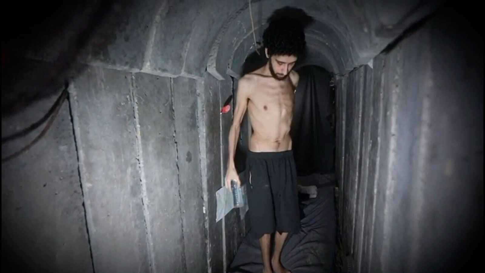 ظهر في فيديو لليوم الثاني.. عائلة رهينة إسرائيلي تهاجم حماس