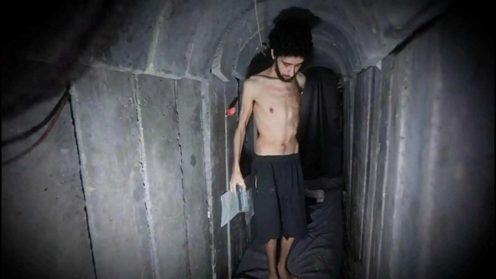 ظهر في فيديو لليوم الثاني.. عائلة رهينة إسرائيلي تهاجم حماس