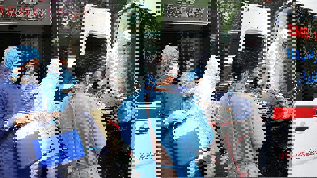 الأزمة المالية وإنهاك الكوادر الطبية صداع في رأس النظام الإيراني