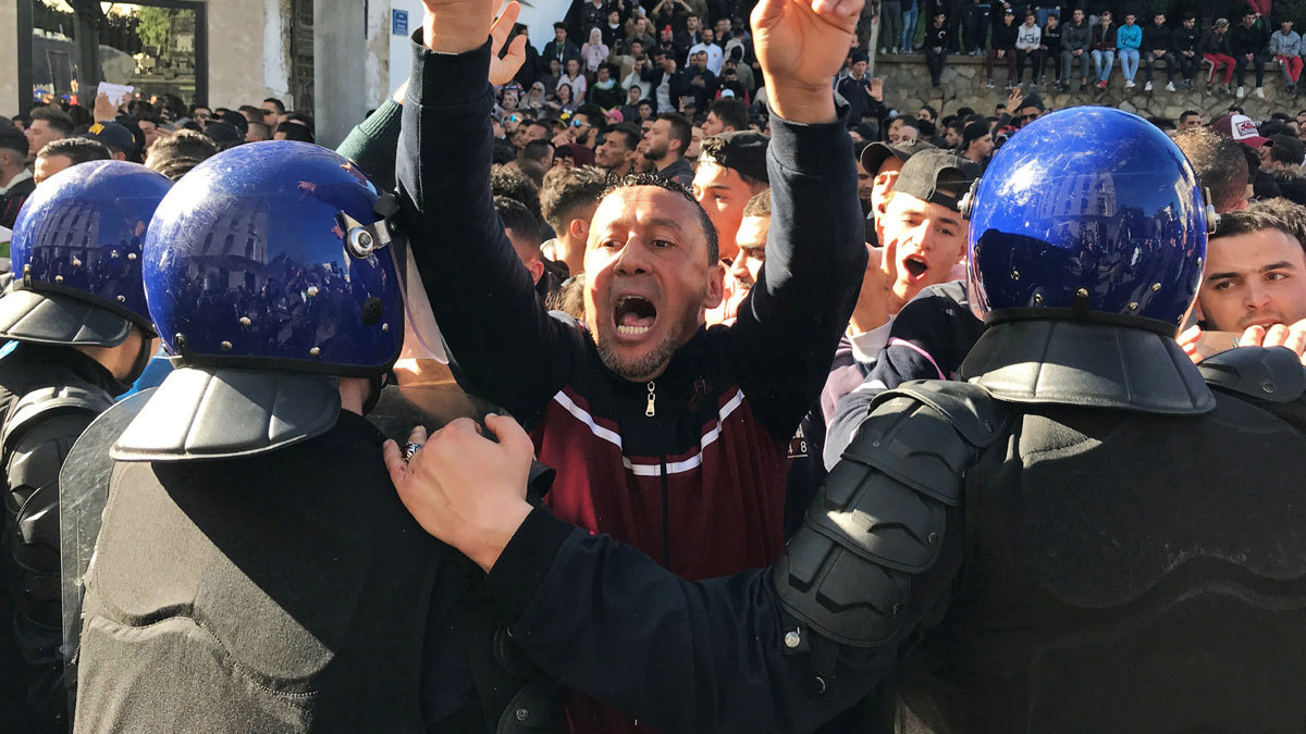 الأمن الجزائري ينفي انسحاب "قواته" من مظاهرات "الجمعة الثامنة"