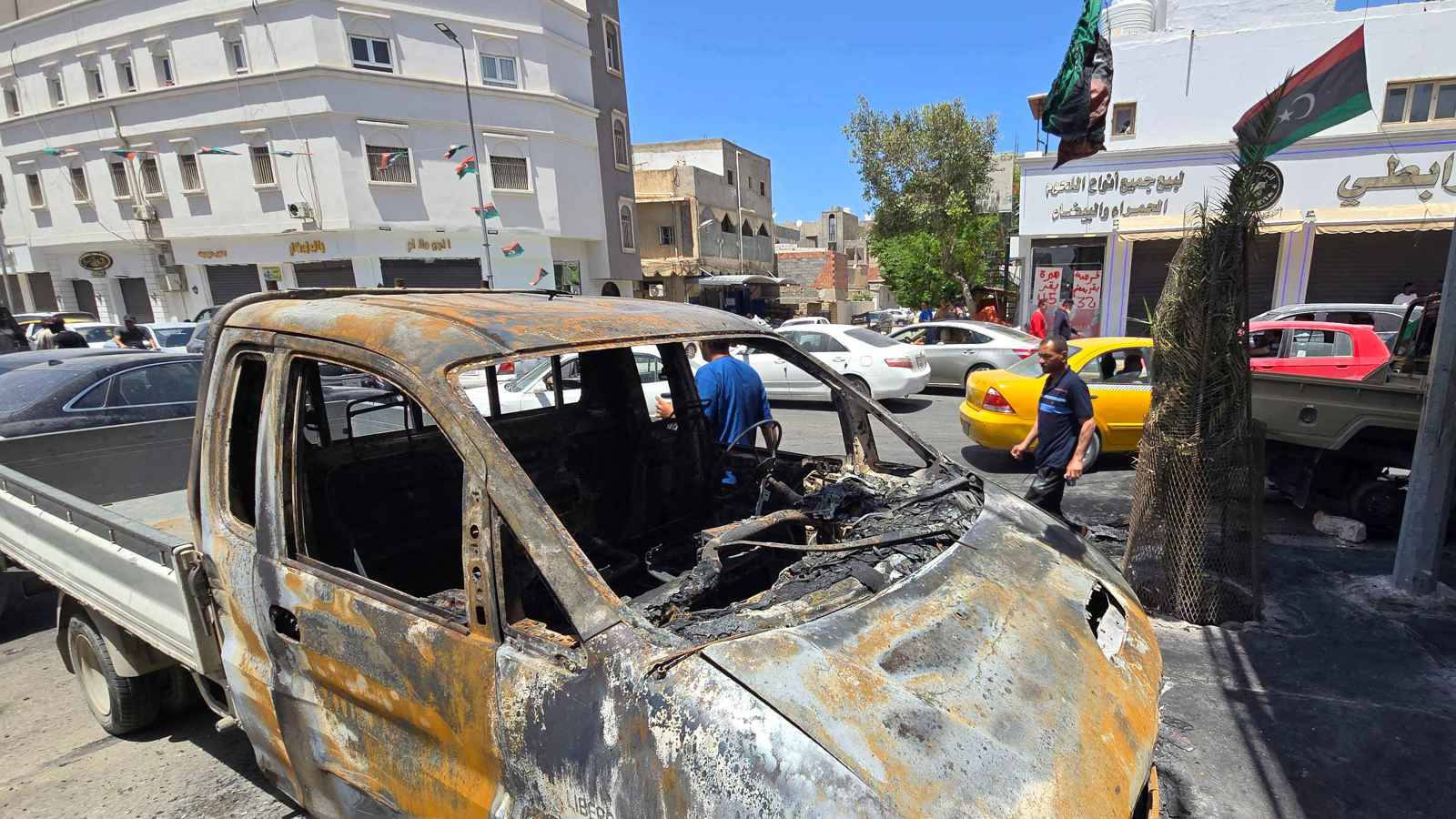 بعد أحداث طرابلس.. بعثات دبلوماسية تغادر ليبيا براً نحو تونس