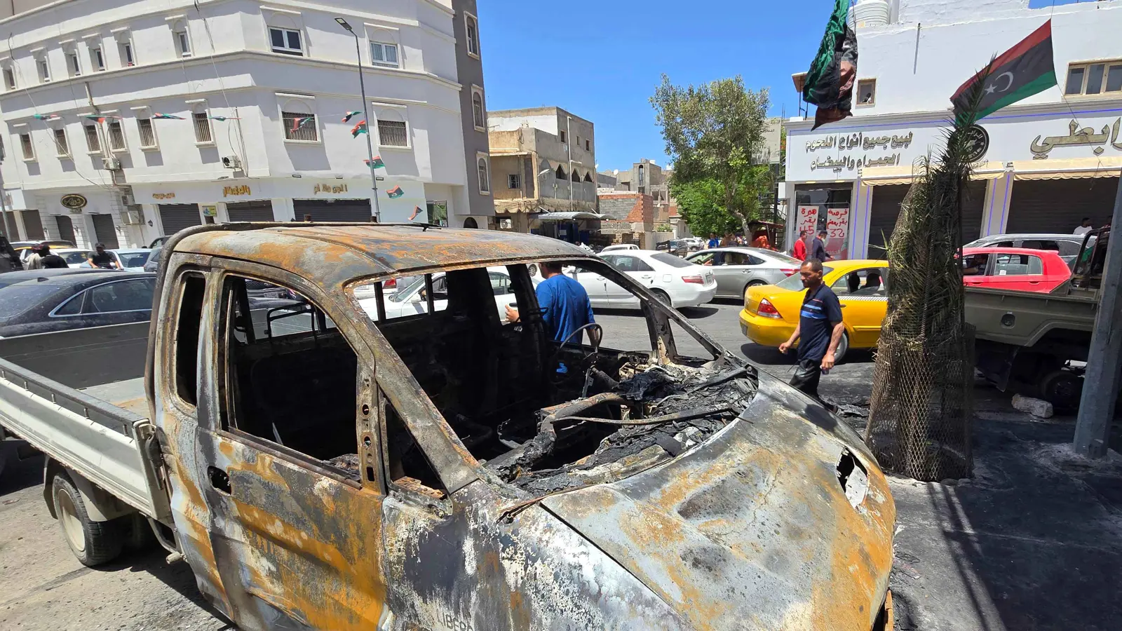 بعد أحداث طرابلس.. بعثات دبلوماسية تغادر ليبيا براً نحو تونس