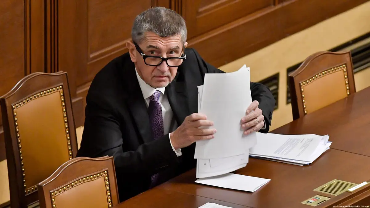 التشيك.. جنرال متقاعد ورئيس وزراء سابق يخوضان جولة ثانية من انتخابات الرئاسة 

