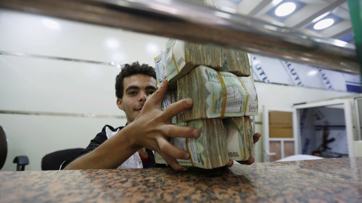 اليمن.. شركات الصرافة في مناطق الحوثيين توقف التعامل بالدولار الأمريكي