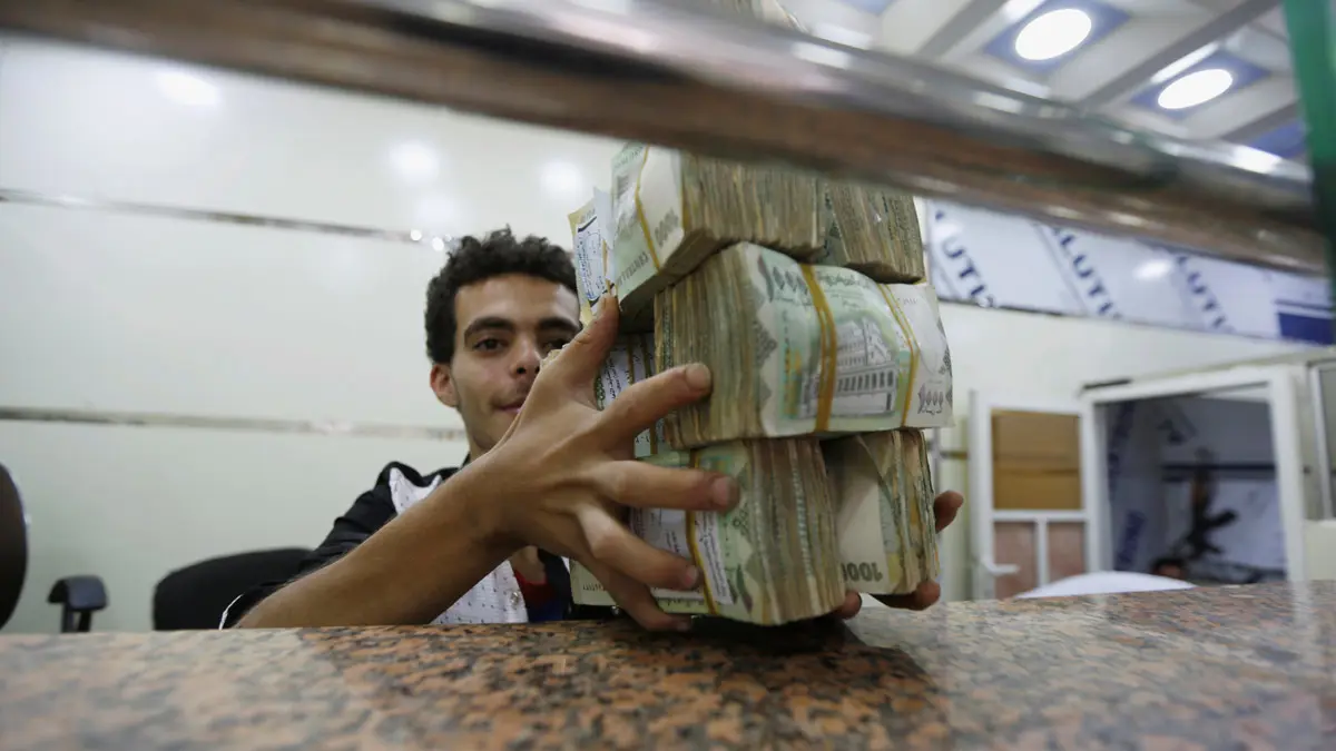 اليمن.. شركات الصرافة في مناطق الحوثيين توقف التعامل بالدولار الأمريكي