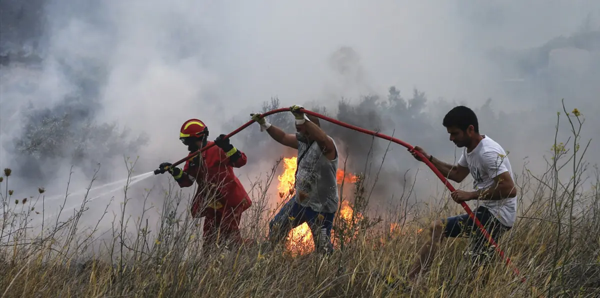 اليونان.. إجلاء المئات جراء حرائق التهمت عشرات المنازل غرب أثينا (صور)