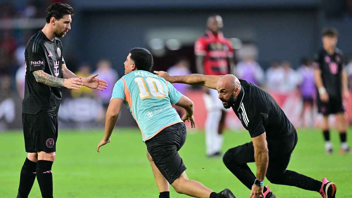 انزلق بغرابة.. حارس ميسي يحاول إنقاذه من مشجع اقتحم الملعب (فيديو وصور)