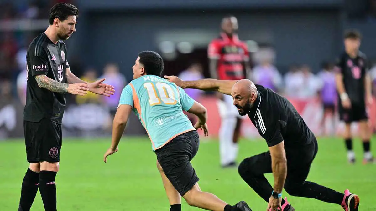 انزلق بغرابة.. حارس ميسي يحاول إنقاذه من مشجع اقتحم الملعب (فيديو وصور)