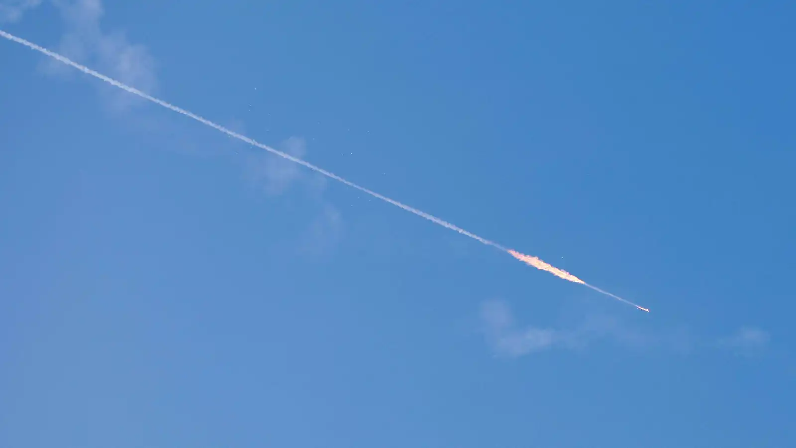 الحرس الثوري الإيراني يجري اختبارا على "صاروخ متقدم" (فيديو)